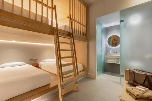 1 Schlafzimmer mit 2 Etagenbetten und einem Spiegel in der Unterkunft Zedwell Piccadilly Circus in London