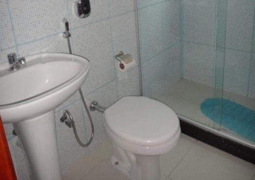 a bathroom with a toilet and a sink and a shower at Pousada Del Mare di Ponta Negra in Maricá