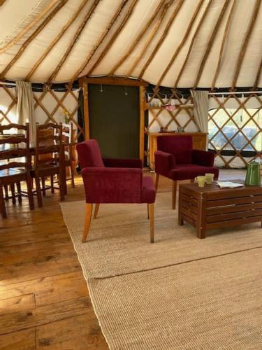 Χώρος καθιστικού στο Redwood - the BIG yurt