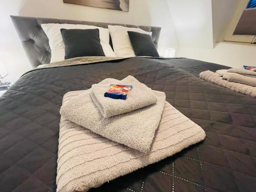 a bed with two towels on top of it at ruhig-Nespresso-Netflix-Parken-luxuriös in Wuppertal