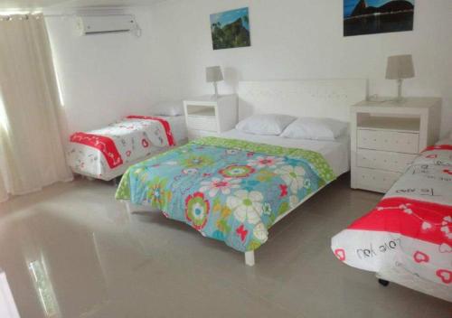 a bedroom with two beds in a room at Pousada Del Mare di Ponta Negra in Maricá
