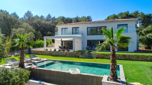 Piscine de l'établissement BERNE - Le Luxe en plein Cœur de la Provence ou située à proximité