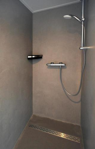a shower with a shower head in a bathroom at Herberg de Zwaan Hedel in Hedel