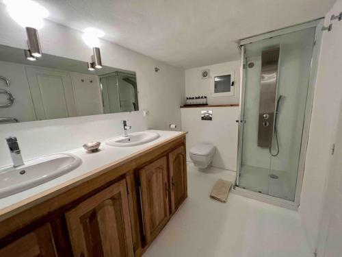 een badkamer met een wastafel, een douche en een toilet bij Jolie maison - Place des Lices à 350m in Saint-Tropez