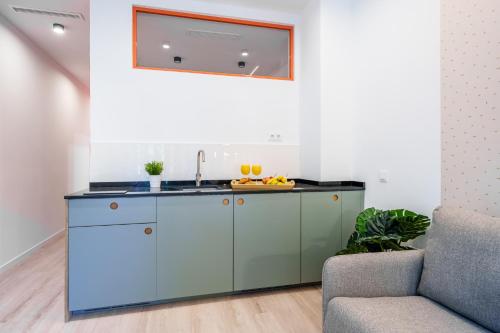 kuchnia ze zlewem i kanapą w obiekcie Exclusive Alameda - Prime Area w Maladze