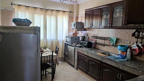 y cocina con fregadero y nevera. en Appartement au centre Agadir résidence privée en Agadir