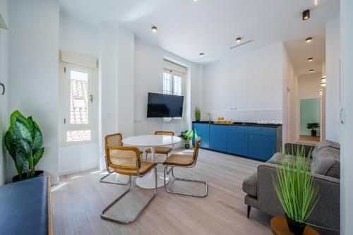 een woonkamer met een tafel en een bank bij Exclusive Alameda - Comfort & Design in Málaga