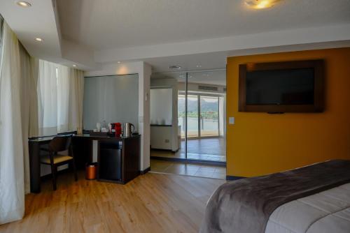 Μια τηλεόραση ή/και κέντρο ψυχαγωγίας στο Hotel Potrero De Los Funes