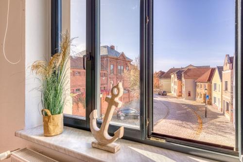 a window with a view of a street at BlueSea mit Seeblick und Badewanne in Malchow