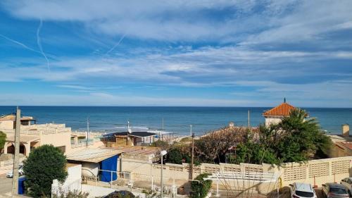 ein Blick auf das Meer von einem Gebäude aus in der Unterkunft Hello Piles Beach Javier in Piles