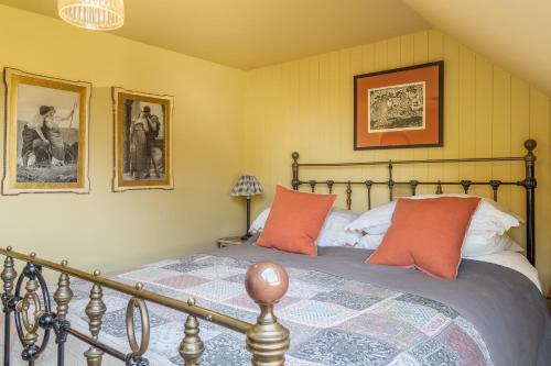 沃本的住宿－Vibrant rural hideaway - Aspen Loft，一间卧室配有带橙色枕头的床