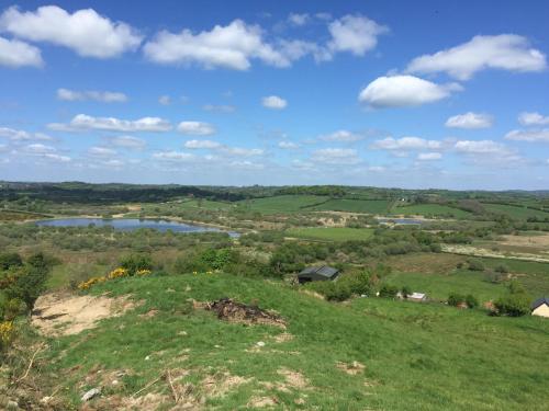 - une vue depuis le sommet d'une colline avec un lac dans l'établissement The Haggard Self Catering Accommodation, à Castleblayney