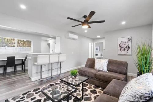Modern/Cal-King Beds/Backyard/5 mins from Beach