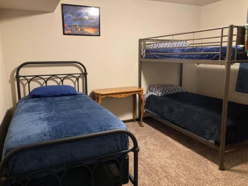 - une chambre avec 2 lits superposés et une table dans l'établissement Dakota Ridge, à Rapid City