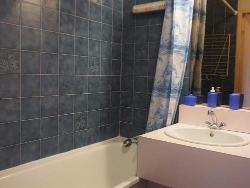 une salle de bains avec lavabo et baignoire dans l'établissement Studio cabine 24 m², 4 pers, près télésiège - FR-1-636-95, à Orcières