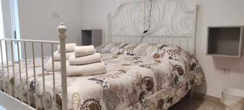 1 dormitorio con 1 cama con manta y TV en DA VINCI AFFITTACAMERE BORGO, en Taranto