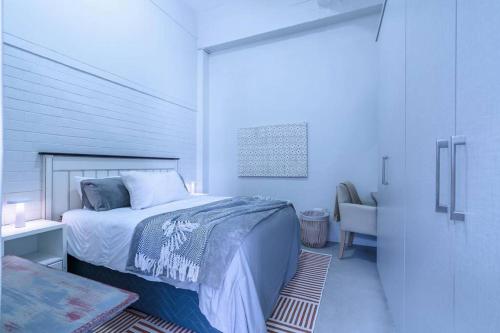 a bedroom with a bed and a desk and a chair at Modern 1 bedroom apartment in Braamfontein Werf in Johannesburg