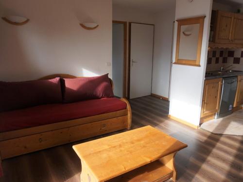 un salon avec un canapé et une table dans l'établissement Charmant Appartement 2 Pièces pour 4 Personnes avec Balcon à Proximité des Pistes - Orcières Merlette - FR-1-636-121, à Orcières