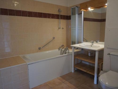 une salle de bain avec une baignoire, un lavabo et des toilettes dans l'établissement Charmant Appartement 2 Pièces pour 4 Personnes avec Balcon à Proximité des Pistes - Orcières Merlette - FR-1-636-121, à Orcières