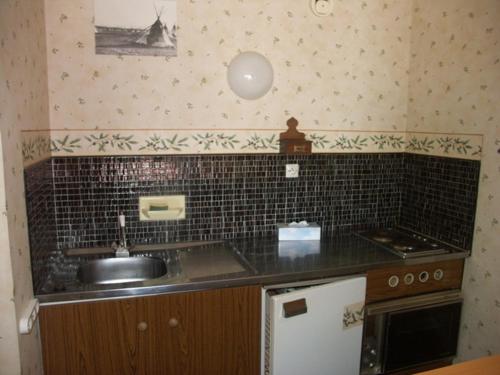 une cuisine avec un évier et un plan de travail dans l'établissement Appartement cosy 2 pièces, 6 pers, 43m², centre-station à Merlette, prox. pistes & commerces - FR-1-636-124, à Orcières