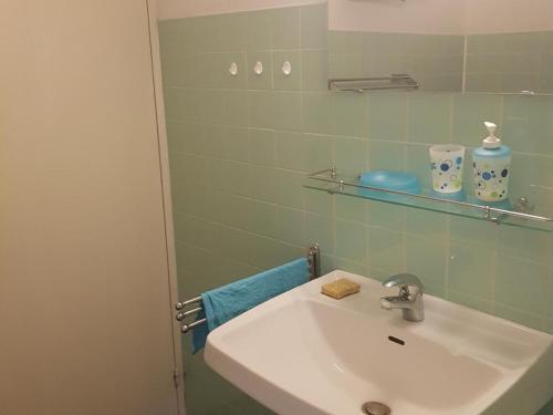 une salle de bain avec un lavabo et un miroir dans l'établissement Appartement cosy 2 pièces, 6 pers, 43m², centre-station à Merlette, prox. pistes & commerces - FR-1-636-124, à Orcières
