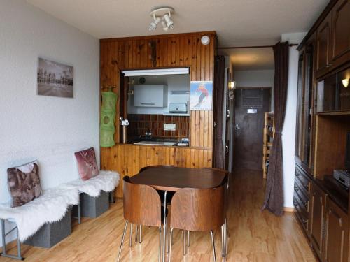 un salon avec une table et une cuisine dans l'établissement Studio cabine 23m² pour 4 personnes proche des pistes - FR-1-636-127, à Orcières