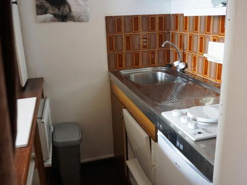 une petite salle de bain avec un lavabo et des toilettes dans l'établissement Studio cabine 23m² pour 4 personnes proche des pistes - FR-1-636-127, à Orcières