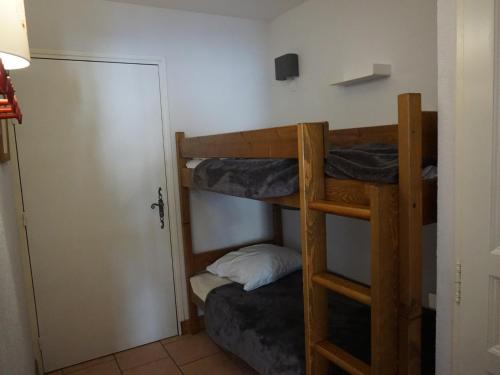 une chambre avec deux lits superposés dans une pièce dans l'établissement Studio cabine 4 pers proche pistes et commerces - FR-1-636-152, à Orcières