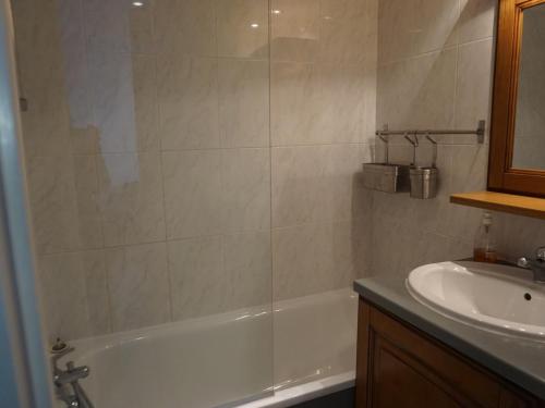 une salle de bain avec une baignoire et un lavabo dans l'établissement Studio cabine 4 pers proche pistes et commerces - FR-1-636-152, à Orcières
