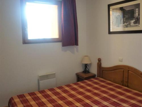 une petite chambre avec un lit et une fenêtre dans l'établissement Appartement 3 pièces à Orcières - 6 personnes, proche pistes, balcon, parking, animaux acceptés - FR-1-636-139, à Orcières