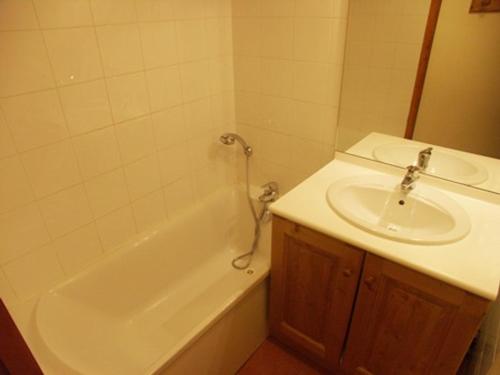 une salle de bain avec un lavabo et une baignoire et un lavabo dans l'établissement Appartement 2 Pièces Cabine pour 6, Proche Pistes et Commerces, Balcon, TV, Animaux Refusés - FR-1-636-130, à Orcières