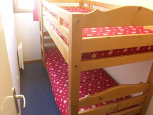 - deux lits superposés dans une chambre dans l'établissement Appartement 2 Pièces Cabine pour 6, Proche Pistes et Commerces, Balcon, TV, Animaux Refusés - FR-1-636-130, à Orcières