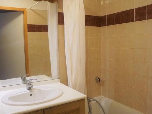 une salle de bain avec un lavabo, un miroir et une baignoire dans l'établissement Appartement 3 pièces à Orcières - 6 personnes, proche pistes, balcon, parking, animaux acceptés - FR-1-636-139, à Orcières