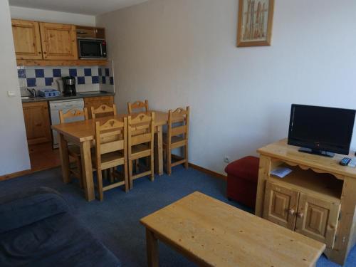 un salon avec une cuisine et une table et des chaises dans l'établissement Appartement 2 Pièces Cabine pour 6, Proche Pistes et Commerces, Balcon, TV, Animaux Refusés - FR-1-636-130, à Orcières