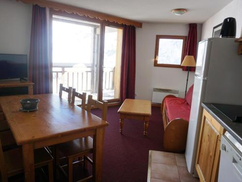 Il comprend un salon avec une table, une cuisine et une chambre. dans l'établissement Appartement 2 Pièces Cabine, 6 Pers, Balcon, Parking - Résidence à Orcières Merlette - FR-1-636-159, à Orcières