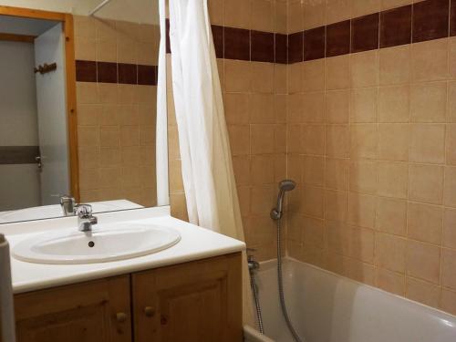 une salle de bain avec un lavabo, une baignoire et une douche dans l'établissement Appartement 2 Pièces Cabine, 6 Pers, Balcon, Parking - Résidence à Orcières Merlette - FR-1-636-159, à Orcières