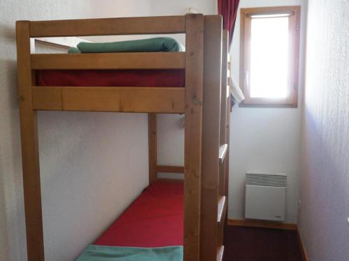 - une chambre avec 2 lits superposés et une fenêtre dans l'établissement Appartement 2 Pièces Cabine, 6 Pers, Balcon, Parking - Résidence à Orcières Merlette - FR-1-636-159, à Orcières