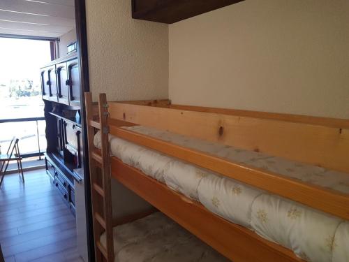 deux lits superposés dans une chambre avec fenêtre dans l'établissement Studio cabine 4 pers, proche pistes, animaux ok, balcon, kit ski - FR-1-636-175, à Orcières