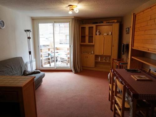 un salon avec un canapé et une grande fenêtre dans l'établissement Studio 4 pers, proche pistes et commerces, animaux acceptés - FR-1-636-167, à Orcières