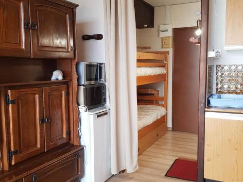 Cette chambre comprend une petite cuisine équipée d'un réfrigérateur. dans l'établissement Studio cabine 4 pers, proche pistes, animaux ok, balcon, kit ski - FR-1-636-175, à Orcières