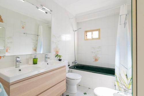 La salle de bains est pourvue d'une baignoire, d'un lavabo et de toilettes. dans l'établissement Piso de 2 Dormitorios Playa Bajadilla Marbella Centro, à Marbella
