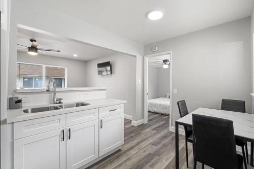Modern/Cal-King Beds/Backyard/5 mins from Beach – Photos 2