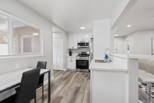 Modern/Cal-King Beds/Backyard/5 mins from Beach – Photos 3