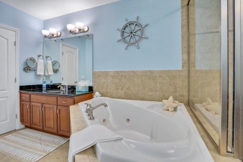 ein Badezimmer mit einer großen Badewanne und einem Waschbecken in der Unterkunft Bayfront Bounty in Clearwater Beach
