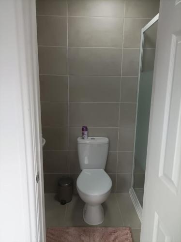 uma casa de banho com um WC e um chuveiro em Private Studio on Finchley Road em Londres