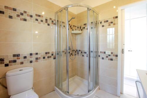 ein Badezimmer mit Dusche und Toilette in der Unterkunft Nice 2 bedroom flat with big Pools and big terrace Parque don José, 313 in Costa Del Silencio