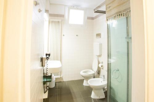 ボローニャにあるStazione 5のバスルーム(トイレ、洗面台、シャワー付)