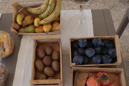 een tafel vol met dozen vol fruit en groenten bij CORALLI DEL PLEMMIRIO in Siracusa