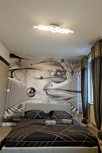 une chambre avec un lit avec un tableau sur le mur dans l'établissement *Le Tendance appart*, à Village-Neuf