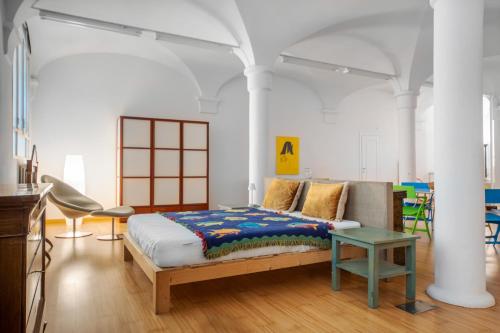 A bed or beds in a room at GetTheKey Fiore Giallo Apartment